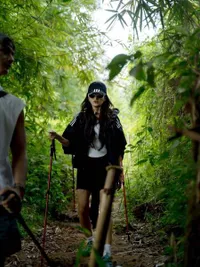 7 Potret Olla Ramlan Naik Gunung, Tetap Cantik Paripurna 