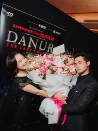 7 Potret Omara Esteghlal Beri Prilly Latuconsina Buket Bunga Jumbo di Gala Premiere