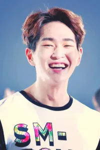7 Potret Onew SHINee Pamer Eye Smile yang Selalu Bersinar, Gemes Banget - Bikin Ikutan Tersenyum