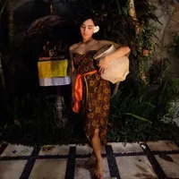 7 Potret OOTD Dena Rachman dengan Outfit 'Terbuka', Pakai Dress Backless - Bikini Warna-Warni