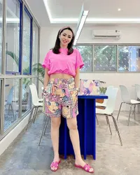 7 Potret OOTD Femmy Permatasari yang Bak ABG, Pede Pakai Hotpants Pamer Paha Ramping - Selalu Ceria dengan Outfit Warna-Warni