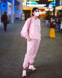 7 Potret OOTD Syahnaz Sadiqah Saat Liburan Keliling Eropa, Imut Banget Pakai Coat Baby Pink di Tengah Salju - Disebut Mirip Bella Swan