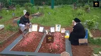 7 Potret Orangtua Bibi Andriansyah Cium Foto Vanessa Angel di Makam Sambil Berlinang Air Mata, Rasa Kehilangan Besar Masih Menyelimuti