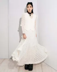 7 Potret Outfit Isyana Sarasvati di Berbagai Momen, Selalu Tampil Edgy dan Beda