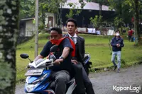 7 Potret Para Pemain 'BUKU HARIAN SEORANG ISTRI' Saat 'Ngojek' di Lokasi Syuting, Ada yang Punya Kebiasaan Unik
