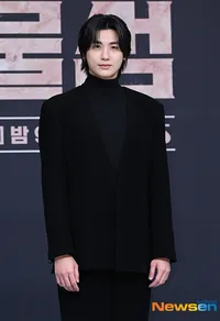 7 Potret Park Hyung Sik di Konferensi Pers Drama 'BURIED HEARTS', Bikin Pangling dengan Rambut Panjang - Dituding Naik Berat Badan