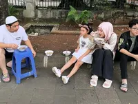 7 Potret Pasha Ungu Bersama Istri dan Anak Ngemper Makan Bakso Pinggir Jalan