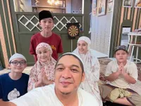 7 Potret Pasha Ungu dan Keluarga Tarawih Berjamaah di Rumah, Penuh Kehangatan