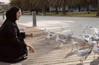 7 Potret Paula Verhoeven Kasih Makan Burung Sendirian di Australia, Sebut Nama Kiano dan Kenzo