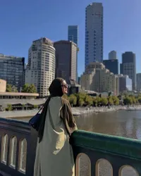 7 Potret Paula Verhoeven Santai Nikmati Angin Sepoi-Sepoi di Victoria Barracks - Australia, Penampilannya Simple namun Tetap Penuh Pesona 