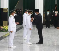 7 Potret Pelantikan Sahrul Gunawan Sebagai Wakil Bupati Bandung, Sempat Selfie Sama Ridwan Kamil - Hari Pertama Ngantor Jadi Sorotan