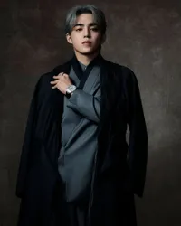 7 Potret Penampilan Perdana S.Coups SEVENTEEN di Met Gala 2025, Bak Boss Mafia Pakai Jas dengan Aksen Hanbok