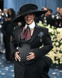 7 Potret Penampilan Rihanna di Met Gala 2025, Umumkan Kehamilan Anak Ketiga - Tetap Cantik dan Memukau Pamerkan Baby Bump