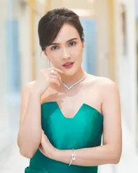 7 Potret Penampilan Shandy Aulia di IFA Awards 2022, Tetap Cantik Meski Muncul dengan Bekas Kerokan di Punggung