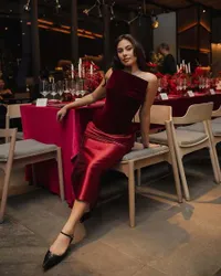 7 Potret Penampilan Valerie Thomas di Acara Ulang Tahunnya, Cantik Kenakan Gaun Warna Merah Velvet - Banjir Pujian