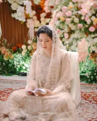 7 Potret Pengajian Sebelum Menikah Ochi Rosdiana, Cantik Kenakan Busana Bernuansa Kalem - Sempat Menitikkan Air Mata