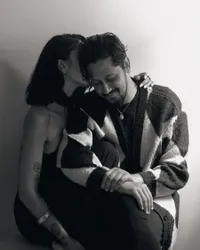 7 Potret Pernikahan Keenan Pearce dengan Tasha Serena, Digelar dengan Konsep Intimate Wedding - Bahagia Pamerkan Buku Nikah