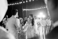 7 Potret Pernikahan Rio Alief Drummer NOAH, Digelar Outdoor di Gunung Pancar - Gaun Pengantinnya Cantik Menawan dengan High Slit