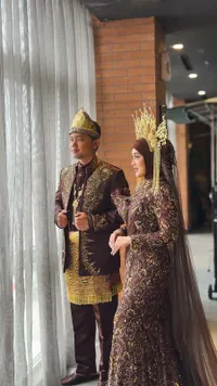7 Potret 'Pernikahan' Ririe Fairus, Tampil Cantik Manglingi Dalam Busana Adat