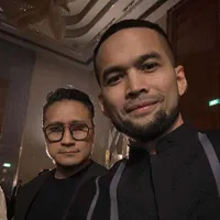 7 Potret Persahabatan Teuku Wisnu dan Arie Untung yang Bikin Adem, Kompak Terus