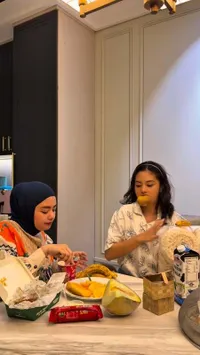 7 Potret Persahabatan Tika dan Tiwi T2, Tetap Akrab Meski Grup-nya Sempat Bubar