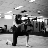 7 Potret Pevita Pearce Pegang Senjata Api, Ototnya Bikin Gagal Fokus