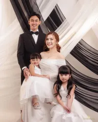 7 Potret Photoshoot Keluarga Felicya Angelista dan Caesar Hito, Elegan Banget