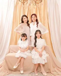 7 Potret Photoshoot Keluarga Sarwendah, Cantik Elegannya Thalia Curi Perhatian