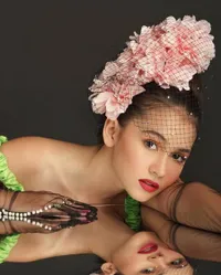 7 Potret Photoshoot Terbaru Sandrinna Michelle Bintang 'DJS THE MOVIE: BIARKAN AKU MENARI', Bergaya Klasik tapi Tetap Asyik Dipandang