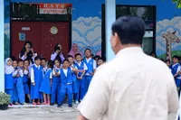 7 Potret Presiden Prabowo Tinjau Program Makan Bergizi Gratis di Jakarta Timur, Intip Pelaksanaannya dari Balik Jendela Kelas - Menyapa Anak-Anak dengan Ramah