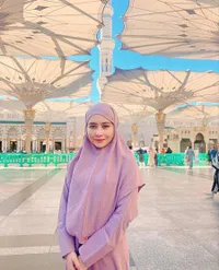 7 Potret Prilly Latuconsina Cantik Berhijab Saat Ibadah Umrah Bersama Keluarga