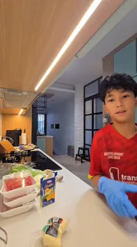 7 Potret Putra Marcell Siahaan Masak Sendiri Buat Berbuka Puasa, Tak Sengaja Icipi Garam