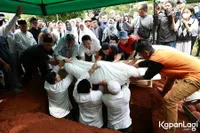 7 Potret Putra Mat Solar Tak Kuasa Tahan Air Mata di Pemakaman Ayahnya, Tak Sempat Dampingi di Detik-Detik Terakhir