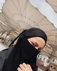 7 Potret Putri DA Sambangi Kota Madinah, Main ke Padang Pasir Naik Unta