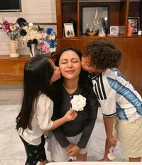 7 Potret Rachel Venya Dapat Bunga Mawar saat Mother's Day, Penuh Kehangatan