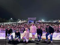 7 Potret Raditya Dika Pertama Kali Tampil di Festival Musik