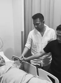 7 Potret Raffi Ahmad dan Irfan Hakim saat Jenguk Mpok Alpa di RS, Terbaring Lemas tapi Tetap Beri Senyum