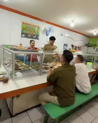 7 Potret Raffi Ahmad Makan di Warteg Sederhana, Tetap Rendah Hati & Low Profile Meski Disebut Sultan Andara