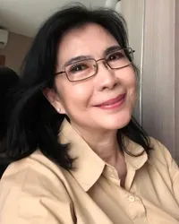 7 Potret Rafika Duri, Penyanyi Senior yang Tetap Cantik Banget dan Menawan Seolah Menolak Tua di Usia 61 Tahun