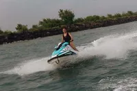 7 Potret Raisa Marie Ngebut Naik Jet Ski, Tantang Ombak Laut dengan Senyum Bahagia