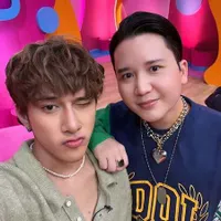 7 Potret Rangga dan Dicky Cerita Fans Militan SM*SH, Dari Nunggu di Depan Rumah hingga Foto Sama Jemuran