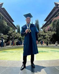 7 Potret Rasyid Rajasa Anak Hatta Rajasa Wisuda S2, Bahagia Didampingi Keluarga dan Calon Istri