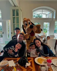 7 Potret Rayyanza Anak Raffi Ahmad dan Nagita Slavina Wujudkan Impian Ultah di Disneyland Hong Kong, Gemas Pakai Baju Kembaran Sama Rafathar - Lily