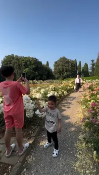 7 Potret Rayyanza Fotoin Sus-Sus Bareng Rafathar di Italia, Hasilnya Kocak Meski Sempat 'Difitnah'