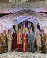 7 Potret Resepsi Pernikahan Vidi Aldiano dan Sheila Dara yang Digelar Mewah, Kental dengan Adat Minang - Penuh Tawa Bahagia