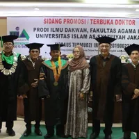 7 Potret Rhoma Irama Jadi Penguji Ahli Sidang Mahasiswa S3, Disertasinya Soal Musik & Dakwah