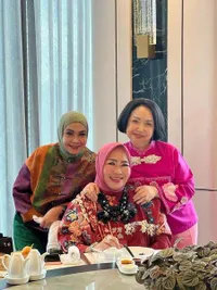 7 Potret Rieta Amilia Rayakan Imlek Bareng Bestie, Padukan Cheongsam dan Hijab