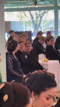 7 Potret Rio Haryanto dan Istri 'Belajar' Sungkem di Acara Pura Mangkunegaran