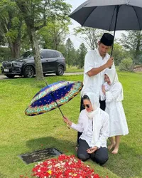 7 Potret Ririn Ekawati & Ibnu Jamil Ziarah ke Makam Orang Tua, Pertahankan Tradisi Sebelum Ramadan