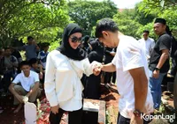 7 Potret Ririn Ekawati di Pemakaman Ibu Mertuanya, Bersimbah Air Mata - Sudah Begitu Dekat Bak Ibu Sendiri 